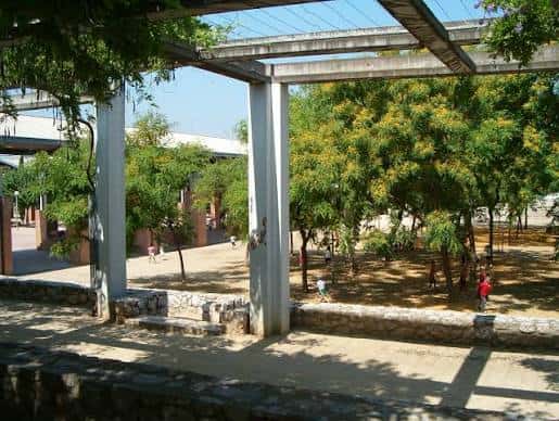 Área sombreada con pérgolas y zonas verdes para eventos al aire libre