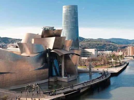 Vista panorámica del Museo Guggenheim Bilbao y el río Nervión