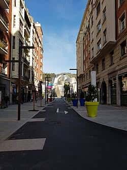 Calle Iparraguirre en Bilbao con edificios residenciales y ambiente urbano