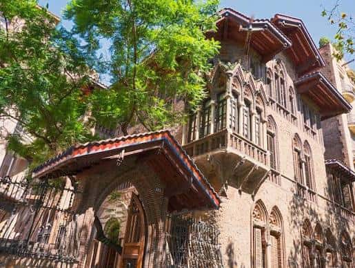 Vista exterior de la fachada principal del Centre Cívic Casa Golferichs con su arquitectura modernista y detalles ornamentales