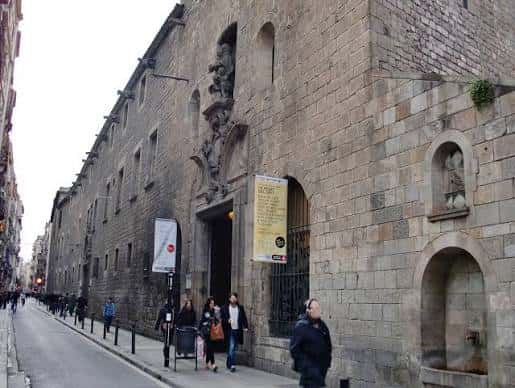 Fachada exterior de la Biblioteca de Catalunya en calle estrecha