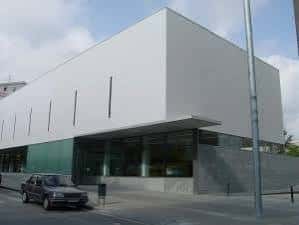 Vista exterior de la fachada moderna de la Biblioteca Municipal Armand Cardona Torrandell