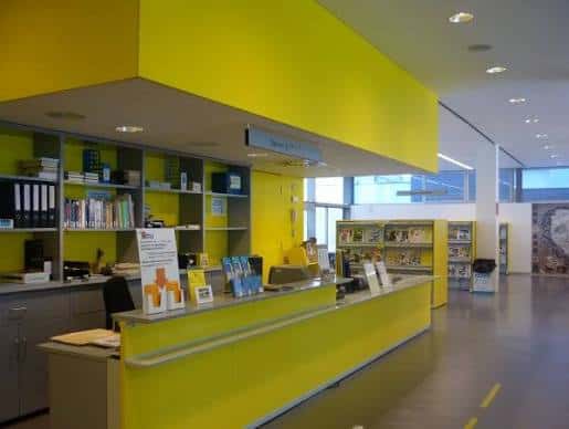 Mostrador de atención al usuario en la biblioteca con diseño moderno