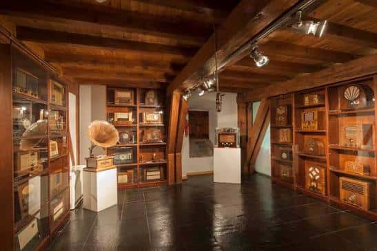Interior del museo con exhibición de radios antiguas y gramófonos