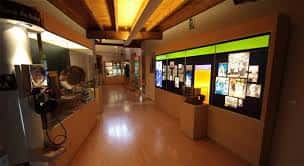 Sala de exposiciones con paneles informativos y equipos de radio vintage