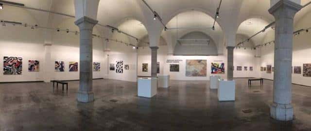 Vista panorámica del interior de la sala de exposiciones con bóvedas y columnas