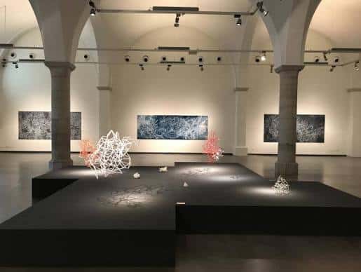 Instalación artística contemporánea en el espacio principal del centro