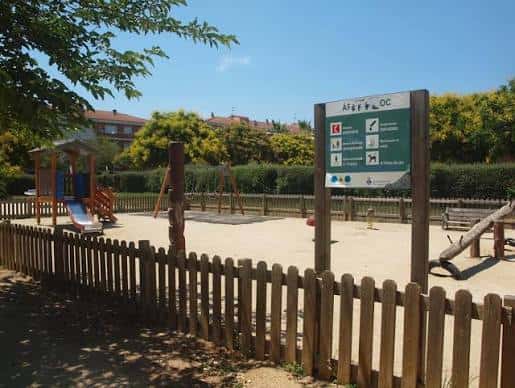 Zona infantil con juegos y señalización informativa