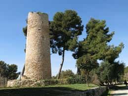 Torre histórica del Parc de la Quadra d'Enveja rodeada de vegetación