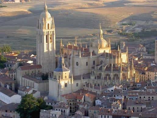 Vista panorámica de la Catedral de Segovia al atardecer