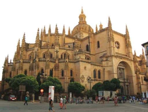 Fachada principal de la Catedral de Segovia con turistas