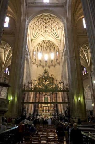 Interior de la Catedral de Segovia con el altar y la reja
