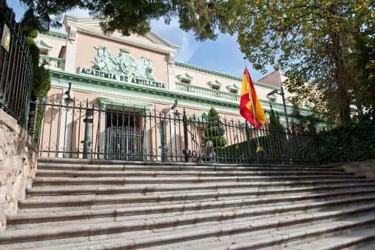 Fachada principal de la Academia de Artillería con bandera española