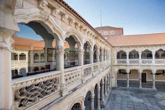 Detalle arquitectónico del patio con arcos y balcones ornamentados