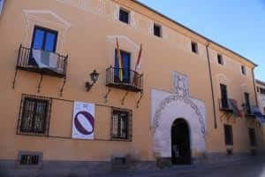 Fachada principal del Palacio Quintanar con balcones y escudo heráldico