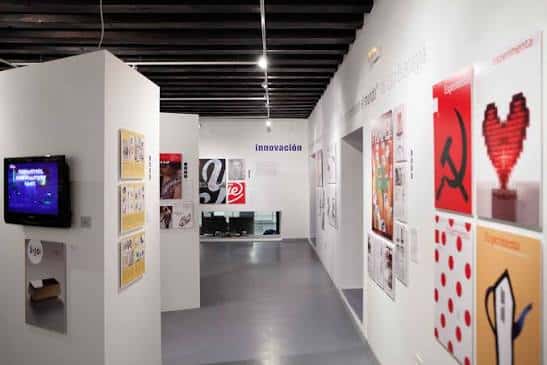 Exposición interior en el Palacio Quintanar con paneles y obras de arte