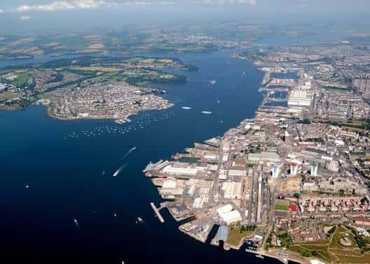 Vista aérea panorámica del puerto de Plymouth y la Base Naval de Devonport