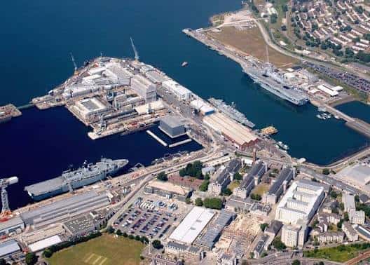 Vista aérea detallada de los astilleros y muelles de la Base Naval de Devonport