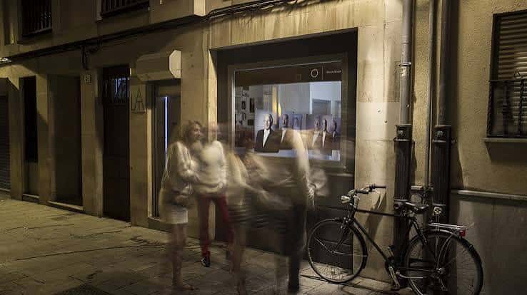 Fachada nocturna de la Sala LAi en Gijón con actividad en su interior