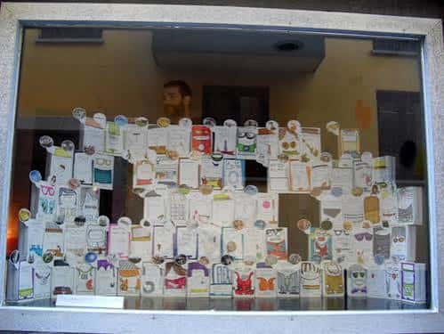 Exposición de arte en la ventana de la Sala LAi