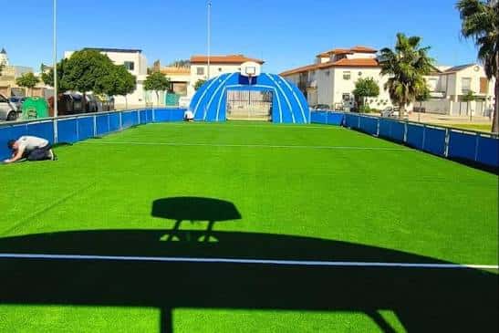 Campo deportivo con césped artificial en el Parque Fluvial de La Barca de la Florida