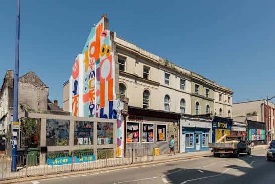 Fachada exterior de Union Corner con mural colorido y arquitectura urbana