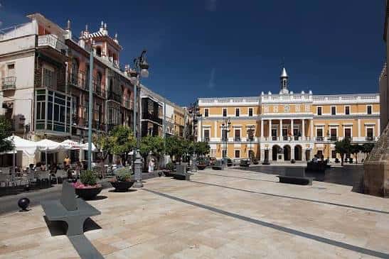 Vista panorámica de la Plaza de España con el Ayuntamiento al fondo y terrazas de cafetería