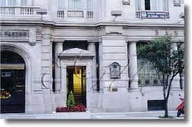 Entrada principal del edificio de la Alianza Francesa con detalles arquitectónicos clásicos