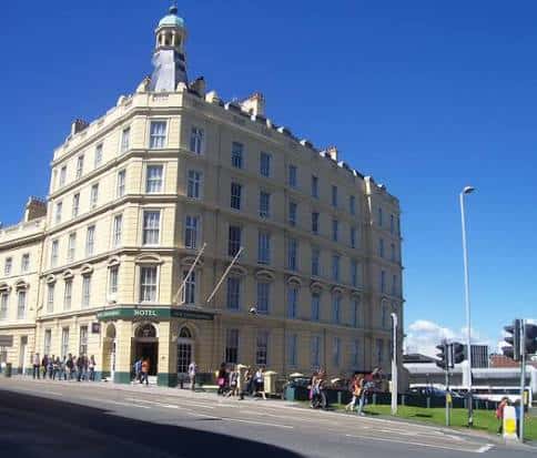 Vista exterior del New Continental Hotel en Plymouth durante el día con el cielo azul