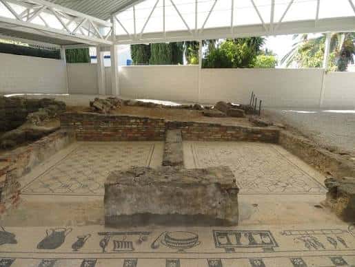 Vista general de las ruinas de la Villa Romana de Río Verde con mosaicos visibles bajo una estructura de protección