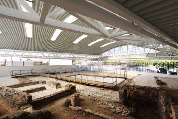 Interior de la villa romana con pasarelas de acceso y mosaicos preservados bajo techo moderno