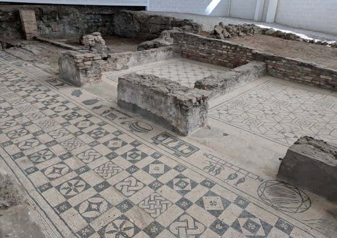 Detalle de mosaicos geométricos y figurativos en el suelo de la villa romana