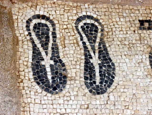 Primer plano de un mosaico con representación de sandalias romanas