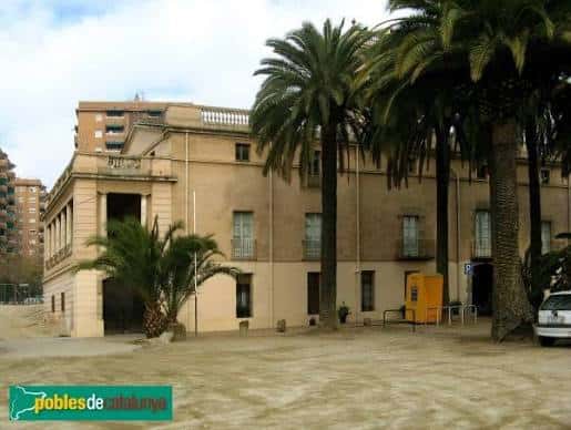 Fachada principal del centro cultural rodeada de palmeras y espacio abierto