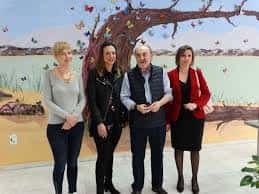 Grupo de personas en la inauguración del mural en el centro municipal