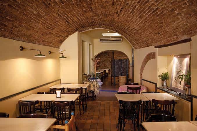 Interior acogedor del restaurante El Mirallet con bóvedas de ladrillo y mesas dispuestas para eventos
