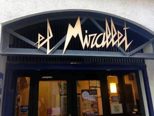 Fachada principal del restaurante El Mirallet con letrero distintivo y entrada iluminada