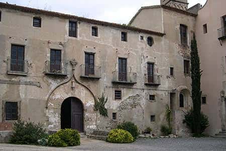Fachada principal del edificio del monasterio con detalles arquitectónicos históricos