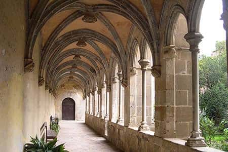 El claustro gótico del monasterio con sus arcos y columnas de piedra