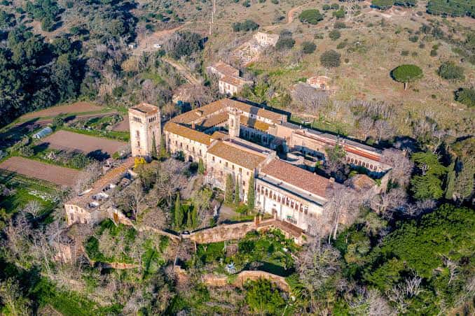 Vista aérea panorámica del Monasterio de Sant Jeroni de la Murtra y sus alrededores naturales