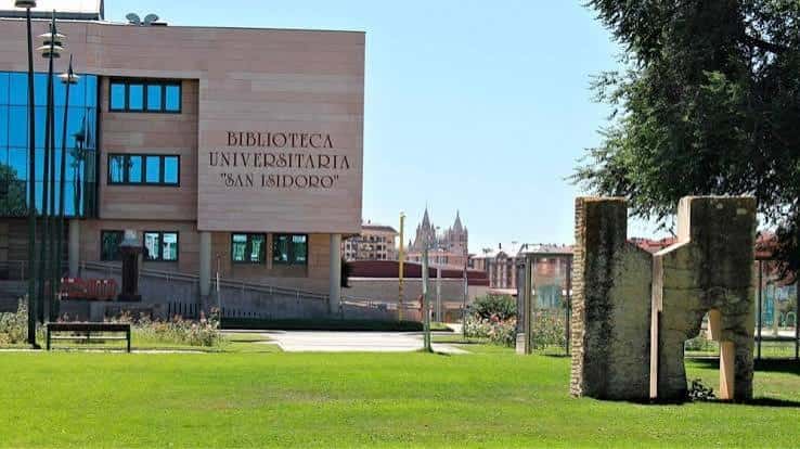 Biblioteca Universitaria San Isidoro con jardín y escultura en el campus