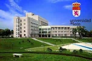 Vista panorámica del campus con edificios académicos y escudo universitario