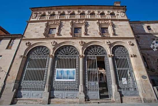 Fachada principal del Palacio de la Salina con arcos de hierro forjado