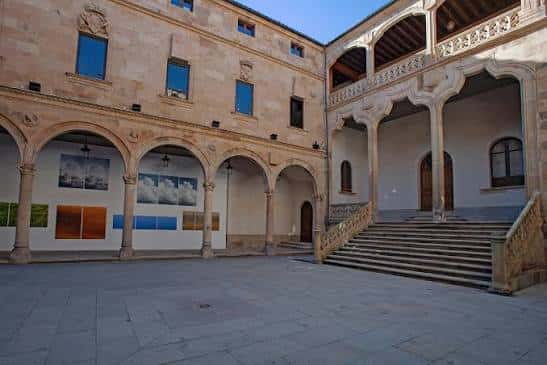 Patio interior del palacio con galería de arcos y escalinata