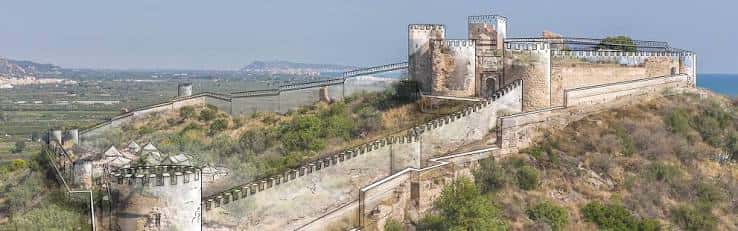 Vista panorámica del Castillo de Bairén con murallas y torres sobre la colina