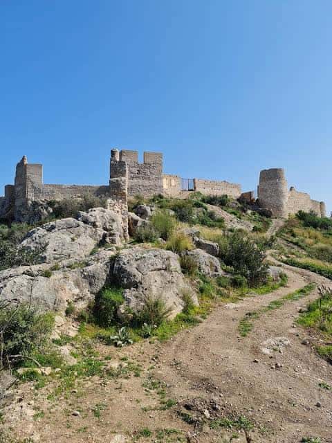 Castillo de Bairén desde el sendero de acceso con cielo despejado