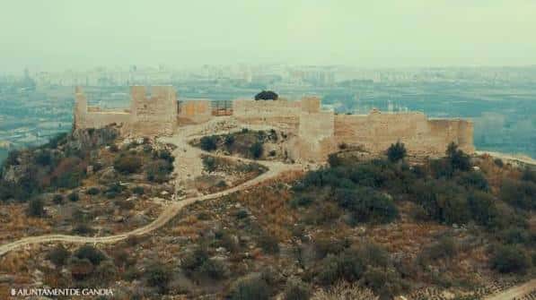 Vista aérea del castillo con la ciudad de Gandia al fondo