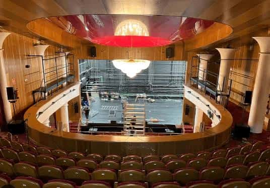 Vista general del escenario y platea del teatro durante montaje