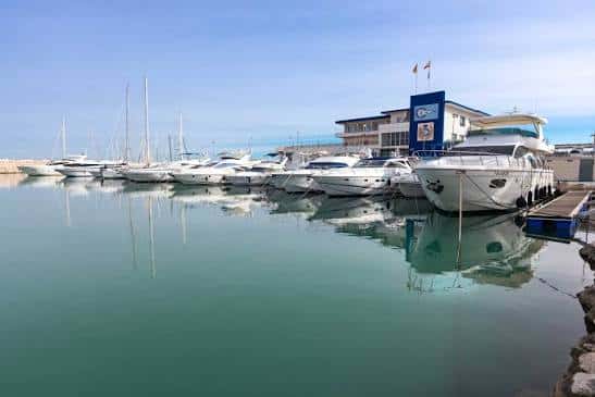 Vista panorámica del puerto deportivo y el club náutico desde el agua