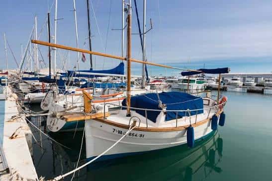 Detalle de embarcaciones deportivas amarradas en el muelle del club